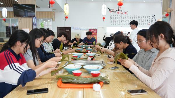 太阳成集团举办“粽香端午，语韵传承”劳动教育活动